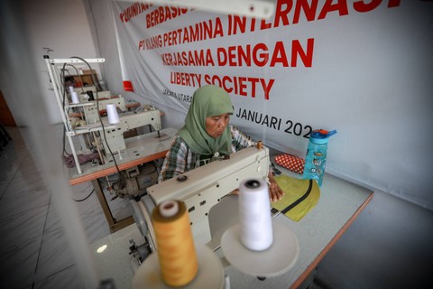 Seorang perempuan membuat tas dufel dari baliho alat peraga kampanye (APK) di Training Center Liberty Society, Tanjung Priok, Jakarta Utara, Kamis (21/3/2024). Foto: Jamal Ramadhan/kumparan