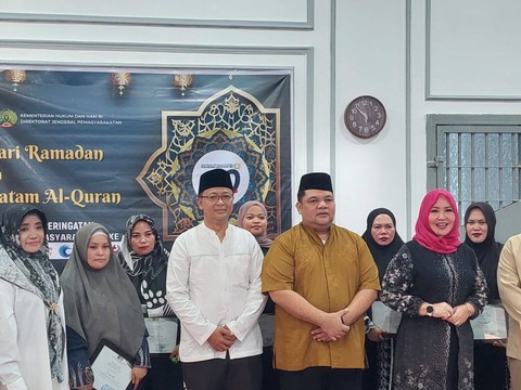 Kalapas Perempuan Kelas II A Pontianak berfoto bersama 5 WBP yang berhasil mengkhatamkan Al-quran sehari 30 Juz. Foto: Dok. Hi!Pontianak