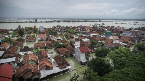 Foto udara banjir yang merendam permukiman warga di Karanganyar, Demak, Jawa Tengah, Kamis (21/3/2024).  Foto: Dicky Adam Sidiq/kumparan