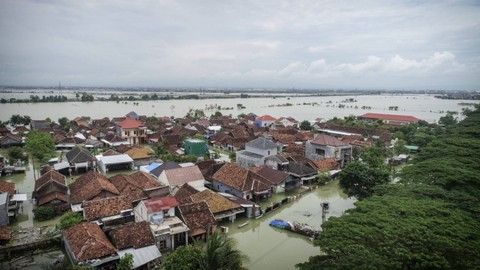 Foto udara banjir yang merendam permukiman warga di Karanganyar, Demak, Jawa Tengah, Kamis (21/3/2024).  Foto: Dicky Adam Sidiq/kumparan