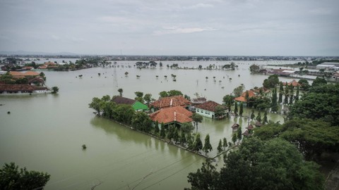 Foto udara banjir yang merendam permukiman warga di Karanganyar, Demak, Jawa Tengah, Kamis (21/3/2024).  Foto: Dicky Adam Sidiq/kumparan