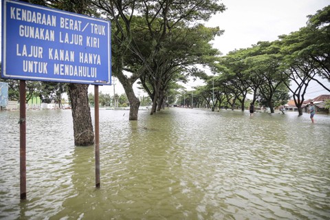 Jalur Pantura Demak-Kudus yang terendam banjir di Karanganyar, Demak, Jawa Tengah, Kamis (21/3/2024). Foto: Dicky Adam Sidiq/kumparan
