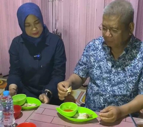 Pj Gubernur Kalbar, Harisson saat menikmati Sotong Pangkong buatan istrinya, Windy Prihastari. Foto: Dok. Adpim Pemprov Kalbar