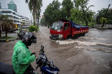 Kendaraan melintasi banjir di Jalan Raya Gading Kirana, Kelapa Gading, Jakarta, Jumat (22/3/2024). Foto: Aprillio Akbar/ANTARA FOTO