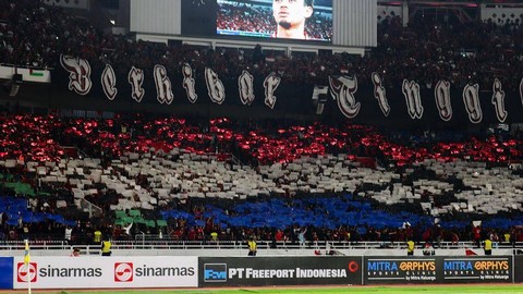 Koreo kelompok suporter La Grande Indonesia (LGI) saat Timnas Indonesia lawan Vietnam dalam laga matchday ketiga Kualifikasi Piala Dunia 2026 di Stadion Utama Gelora Bung Karno (GBK), Jakarta, pada Kamis (21/3/2024). Foto: Instagram @lagrandeindonesia12