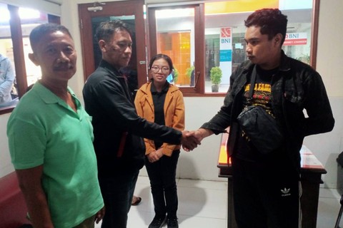 Sekuriti DGAS (kanan) saat sepakat damai dengan mahasiswa IKWW (kiri) dalam kasus pemukulan di jalan raya. Foto: Dok. Istimewa