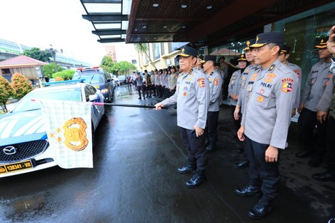 AsSDM Kapolri Irjen Pol Dedi Prasetyo memberangkatkan tim bantuan kemanusiaan ke Demak. Foto: Polri