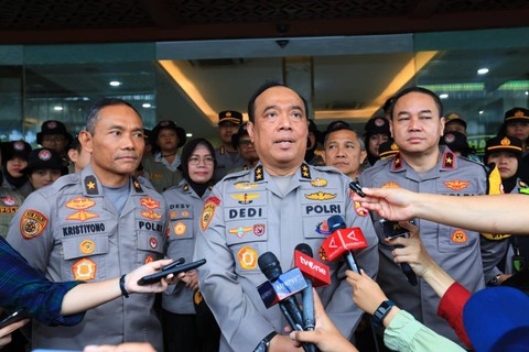 Komjen Pol Dedi Prasetyo memberangkatkan tim bantuan kemanusiaan ke Demak. Foto: Polri