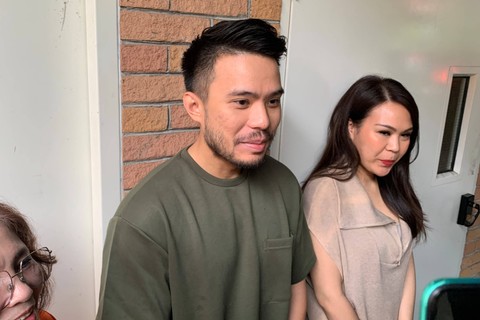 Suami Jessica Mila, Yakup Hasibuan, menjelaskan beberapa hal terkait kelahiran anak pertamanya di rumah sakit JWCC Asih, Kebayoran Baru, Jakarta Selatan, Jumat (22/3). Foto: Vincentius Mario/kumparan