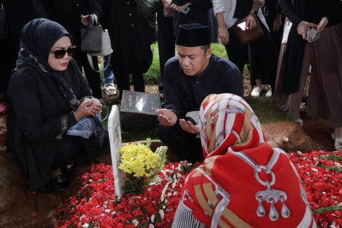 Sejumlah keluarga dan kerabat saat mendoakan jenazah almarhum Stevianne Agnecya di TPU Tanah Kusir, Jakarta, Jumat, (22/3/2024) Foto: Agus Apriyanto