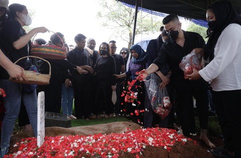Sejumlah keluarga dan kerabat menabur bunga di makam jenazah almarhum Stevianne Agnecya di TPU Tanah Kusir, Jakarta, Jumat, (22/3/2024) Foto: Agus Apriyanto