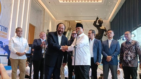 Ketum Partai NasDem Surya Paloh bersama Ketum Gerindra Prabowo Subianto menggelar konpers bersama usai melakukan pertemuan di NasDem Tower, Jakarta, Jumat (22/3/2024).  Foto: Zamachsyari/kumparan