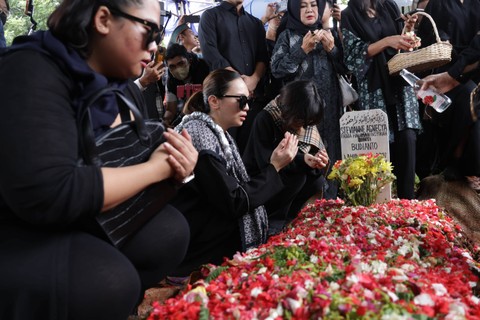 Sejumlah keluarga dan kerabat saat mendoakan jenazah almarhum Stevianne Agnecya di TPU Tanah Kusir, Jakarta, Jumat, (22/3/2024). Foto: Agus Apriyanto