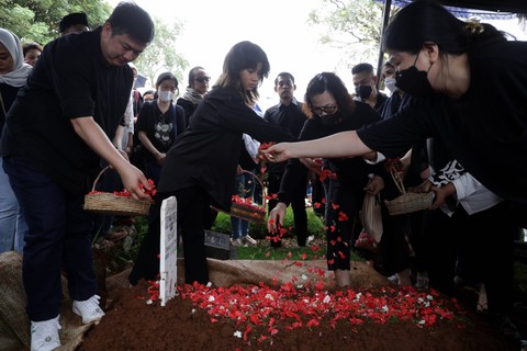 Sejumlah keluarga dan kerabat saat menabur bungan di makam jenazah almarhum Stevianne Agnecya di TPU Tanah Kusir, Jakarta, Jumat, (22/3/2024). Foto: Agus Apriyanto