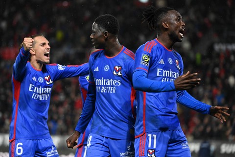 Pemain Lyon termasuk Mahamadou Diawara (tengah) melakukan selebrasi setelah memenangkan pertandingan pertama mereka musim ini setelah pertandingan sepak bola L1 Prancis antara Stade Rennais FC dan Olympique Lyonnais ( OL) di Stadion Roazhon Park di Rennes, Prancis. Foto: Sebastien Salom-Gomis/AFP