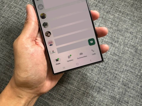 Tampilan WhatsApp berubah. Menu Chats, Updates, Communities, dan Call, kini berada di bawah. Foto: Aditya Panji/kumparan