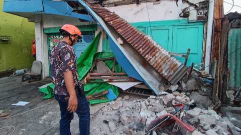Rumah rusak di Jalan Raya Ngaglik Nomor 53 RT.001/RW.09, Tambakrejo, Kecamatan Simokerto, Surabaya akibat gempa Tuban, Jumat (22/3/2024). Foto: Farusma Okta Verdian/kumparan