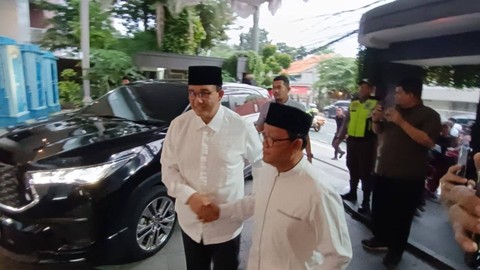 Capres nomor urut 01, Anies Baswedan tiba di NasDem Tower, Jakarta Pusat, Jumat (22/3/2024). Foto: Zamachsyari/kumparan