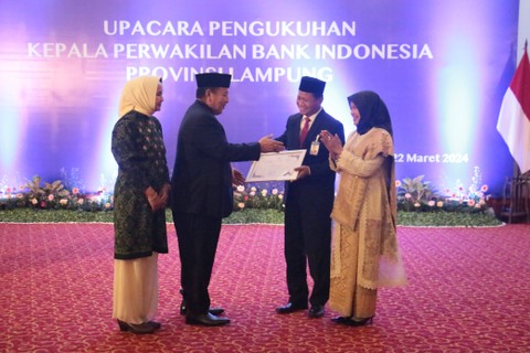 Pemberian Penghargaan kepada Budiyono Kepala Perwakilan Bank Indonesia Provinsi Lampung Sebelumnya, Oleh Gubernur Lampung Arinal Djunadi di dampingi oleh ibu Riana Sari. | Foto : Humas Bank Indonesia Lampung