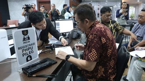 Tim kuasa hukum Calon anggota DPR RI dari daerah pemilihan (dapil) Jawa Timur 1, Sungkono, saat mengajukan permohonan perkara Perselisihan Hasil Pemilihan Umum (PHPU) Tahun 2024 di Gedung 1 MK, Jumat (22/3/2024). Foto: Humas MK/Teguh