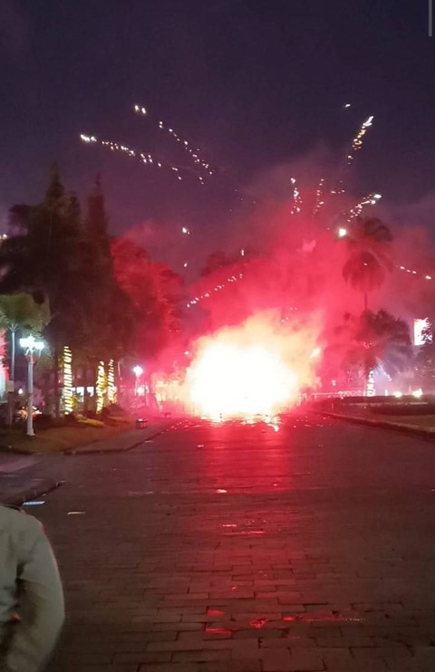Mahasiswa gelar aksi dan nyalakan flare serta petasan di Gedung Sate, Kota Bandung, pada Jumat (22/3). Foto: Dok. Istimewa