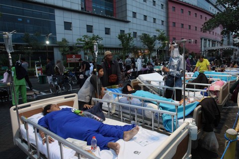 Sejumlah pasien yang dievakuasi keluar ruangan tetap mendapatkan perawatan medis di halaman RS Universitas Airlangga, Surabaya, Jawa Timur, Jumat (22/3/2024). Foto: Didik Suhartono/Antara Foto