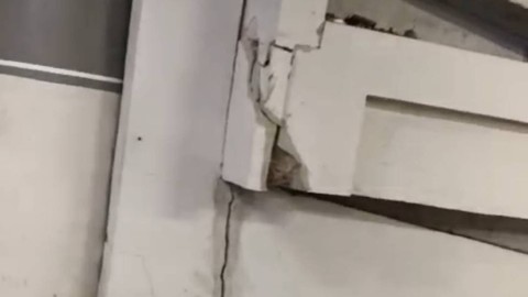 Tembok parkiran di Mal Tunjungan Plaza (TP) Surabaya retak akibat gempa Tuban susulan, Jumat (22/3/2024). Foto: Dok. Istimewa