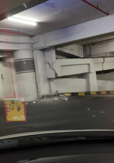 Tembok parkiran di Mal Tunjungan Plaza (TP) Surabaya retak akibat gempa Tuban susulan, Jumat (22/3/2024). Foto: Dok. Istimewa