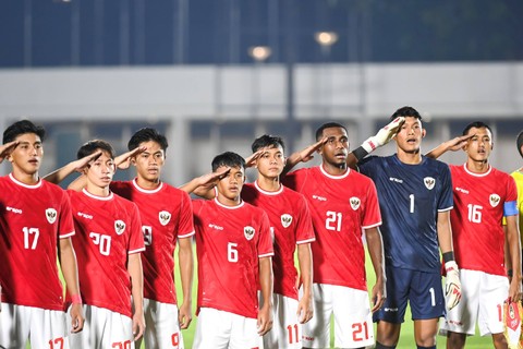 Pesepak bola Timnas U-20 Indonesia menyanyikan lagu kebangsaan Indonesia Raya saat akan melawan Timnas U-20 China dalam pertandingan persahabatan internasional di Stadion Madya, Gelora Bung Karno (GBK), Senayan, Jakarta, Jumat (22/3/2023). Foto: M Risyal Hidayat/Antara Foto 