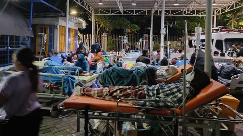 Kondisi para pasien RS Universitas Airlangga (Unair) Surabaya yang dievakuasi di halaman depan akibat Gempa Bawean, Jumat (22/3/2024). Foto: Farusma Okta Verdian/kumparan