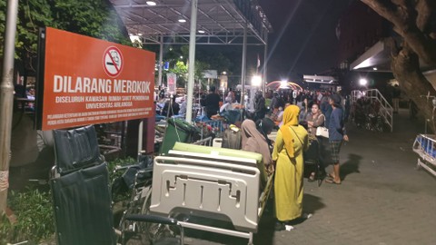 Kondisi para pasien RS Universitas Airlangga (Unair) Surabaya yang dievakuasi di halaman depan akibat Gempa Bawean, Jumat (22/3/2024). Foto: Farusma Okta Verdian/kumparan
