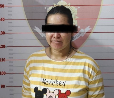 Emak-emak bernama Yulis yang diamankan polisi karena mencuri pakaian di mal. (ist)