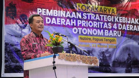 Kepala BSKDN Kemendagri Yusharto Huntoyungo menghadiri acara Penguatan Strategi Kebijakan Dalam Negeri Berbasis Karakteristik dan Kearifan Lokal pada 4 Daerah Otonom Baru (DOB) Papua di Kabupaten Nabire pada Jumat (22/3/2024). Foto: Dok. Kemendagri
