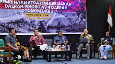Kepala BSKDN Kemendagri Yusharto Huntoyungo menghadiri acara Penguatan Strategi Kebijakan Dalam Negeri Berbasis Karakteristik dan Kearifan Lokal pada 4 Daerah Otonom Baru (DOB) Papua di Kabupaten Nabire pada Jumat (22/3/2024). Foto: Dok. Kemendagri