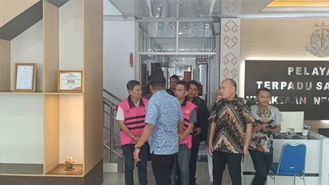 Dua tersangka kasus dugaan korupsi pengadaan ikan kaleng Bansos COVID-19 tahun anggaran 2022 saat digiring ke tahanan oleh Kejaksaan Negeri Manado.