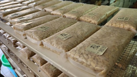 Kedelai impor dari Kanada yang dipakai untuk pembuatan tahu dan tempe di pabrik Tofu Deli, Jakarta (21/3/2024). Foto: Azalia Amadea/kumparan