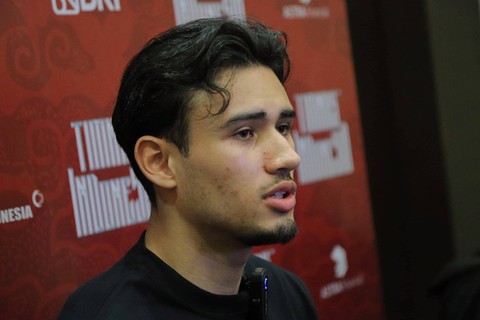 Pemain Timnas Indonesia, Nathan Tjoe-A-On, ketika diwawancarai oleh awak media di Jakarta. Foto: Jamal Ramadhan/kumparan