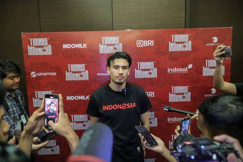 Pemain Timnas Indonesia, Nathan Tjoe-A-On, ketika diwawancarai oleh awak media di Jakarta. Foto: Jamal Ramadhan/kumparan