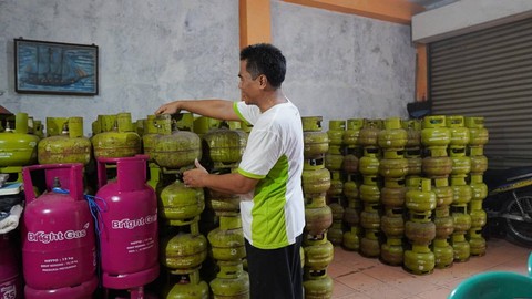 Seorang pengecer LPG menata tabung gas di tokonya. Foto: Dok. Pertamina