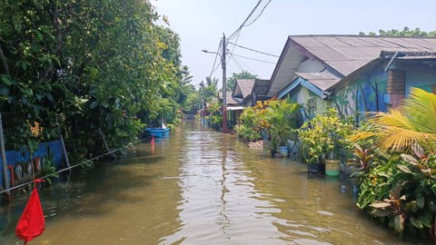 Kondisi banjir di kawasan RW 004, Komplek Kebersihan, Kelurahan Tegal Alur, Jakarta Barat, Sabtu (23/3/2024). Foto: Fadlan Nuril Fahmi/kumparan