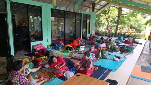 Suasana RPTRA Alur Anggrek yang dijadikan tempat pengungsian warga RW 004, Komplek Kebersihan, Kelurahan Tegal Alur, Jakarta Barat, Sabtu (23/3.2024). Foto: Fadlan Nuril Fahmi/kumparan