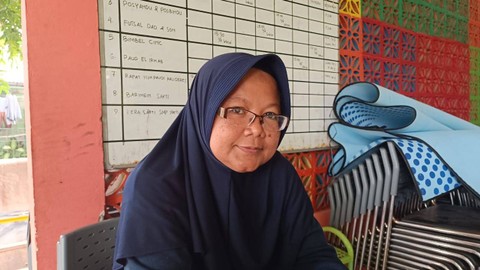 Fadilah (48), pengelola RPTRA Alur Anggrek, Jakarta Barat, Sabtu (23/3/2024). Foto: Fadlan Nuril Fahmi/kumparan