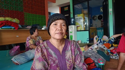 Siti (56), salah satu warga RW 004 yang mengungsi di RPTRA Alur Anggrek, Jakarta Barat, Sabtu (23/3/2024). Foto: Fadlan Nuril Fahmi/kumparan
