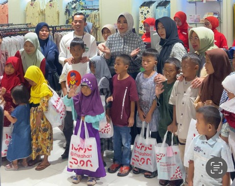Kadisporapar Kalbar, Windy Prihastari ajak anak-anak penyandang Thalasemia dan anak dhufa berbelanja baju baru di Ayani Mega Mall Pontianak sebagi kado hari raya. Foto: Yulia Ramadhiyanti/Hi!Pontianak