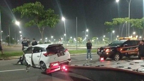 Mobil Yaris yang ditabrak Pajero saat hendak dinaikkan ke mobil towing di Kosambi, Kabupaten Tangerang, Sabtu (23/3/2024). Foto: Dok. Istimewa