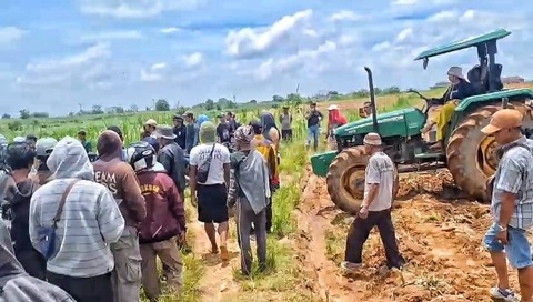 Aksi warga demo lahan tanam Kotabaru. | Foto : BPKAD Provinsi Lampung