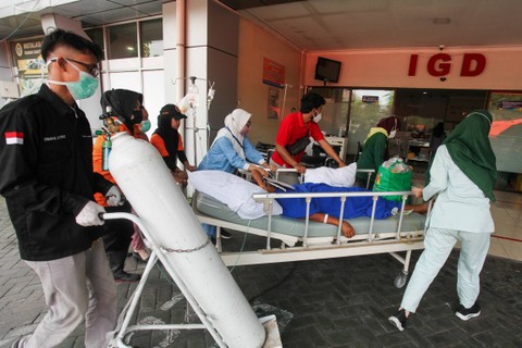 Sejumlah tenaga kesehatan membawa pasien ke dalam ruang IGD RS Universitas Airlangga (RSUA), Surabaya, Jawa Timur, Sabtu (23/3/2024). Foto: Didik Suhartono/ANTARA FOTO