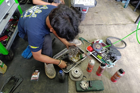 Ilustrasi membersihkan CVT motor matic. Foto: Fitra Andrianto/kumparan
