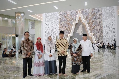 Dari kiri: Gubernur DIY, Sri Sultan HB X; Ketua Umum PP Aisyiyah, Salmah Orbayinah; Rektor UNISA Yogyakarta, Warsiti; Presiden Jokowi; Ketua BPH UNISA Yogyakarta, Siti Noordjannah Djohantini; dan Menteri PUPR, Basuki Hadimuljono. Foto: Dok. UNISA Yogyakarta