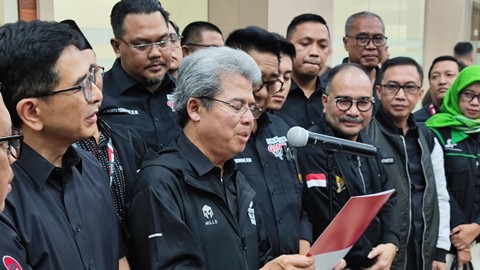 Deputi Hukum TPN Ganjar-Mahfud, Todung Mulya Lubis di Mahkamah Konstitusi, Jakarta Pusat, Sabtu (23/3). Foto: Jonathan Devin/kumparan